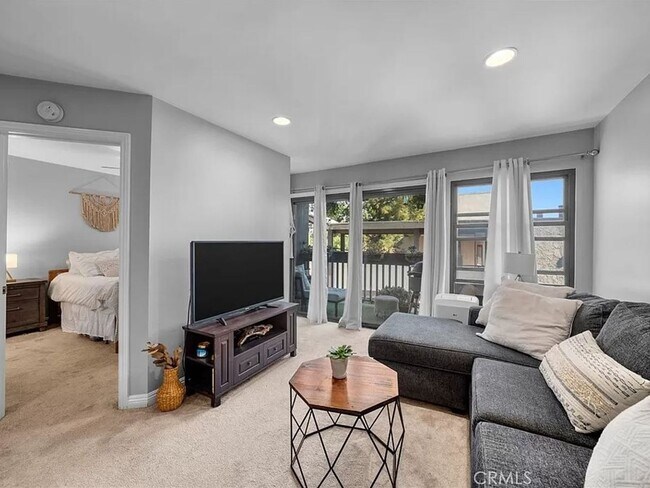 Building Photo - 1 Bedroom Condo within gated complex in Playa del Rey