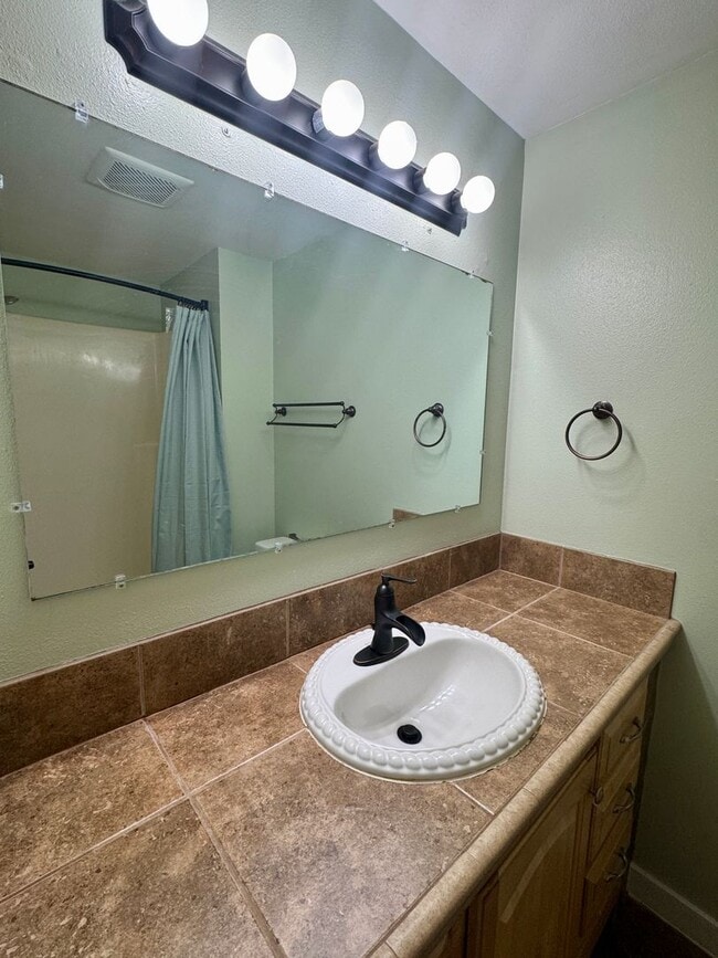 Building Photo - East Bremerton rambler with huge fenced yard...now available