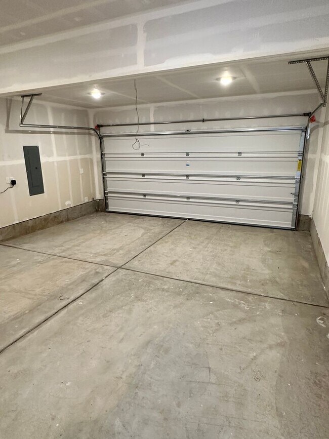 Building Photo - Stunning 4-Bedroom Pet-Friendly Home for L...