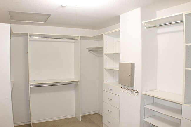 Building Photo - Amazing 5 bedroom home for rent in North F...
