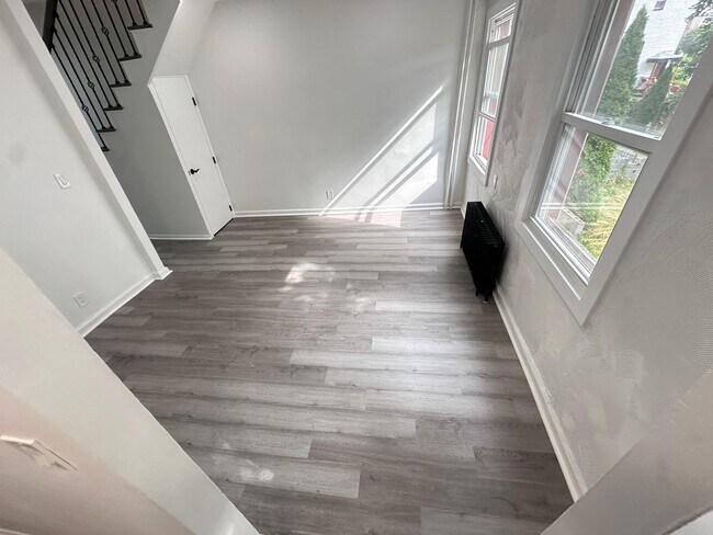 Building Photo - 109 S 7th Ave