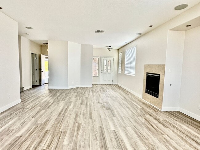 Building Photo - 4-bedroom house with Stunning views!