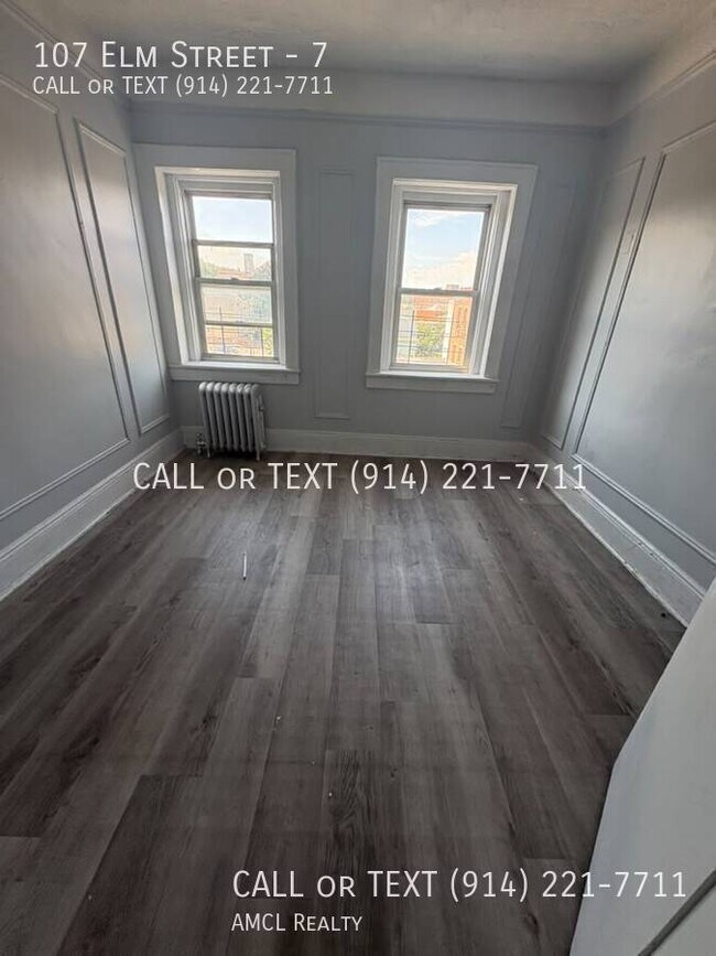 Building Photo - 107 Elm St