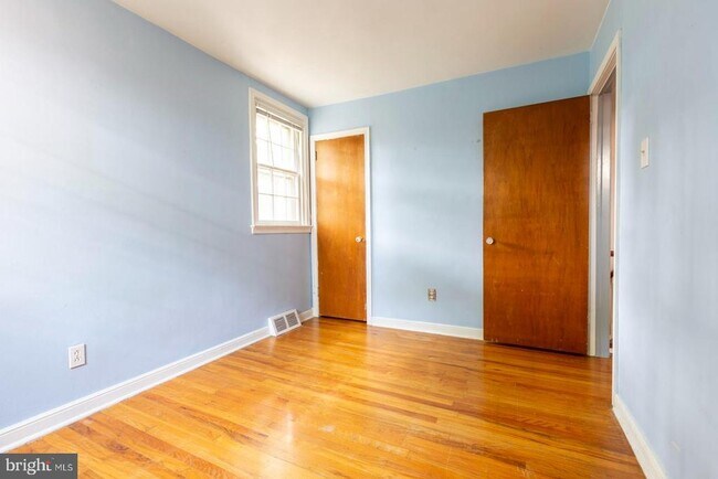 Building Photo - 404 S Croskey St
