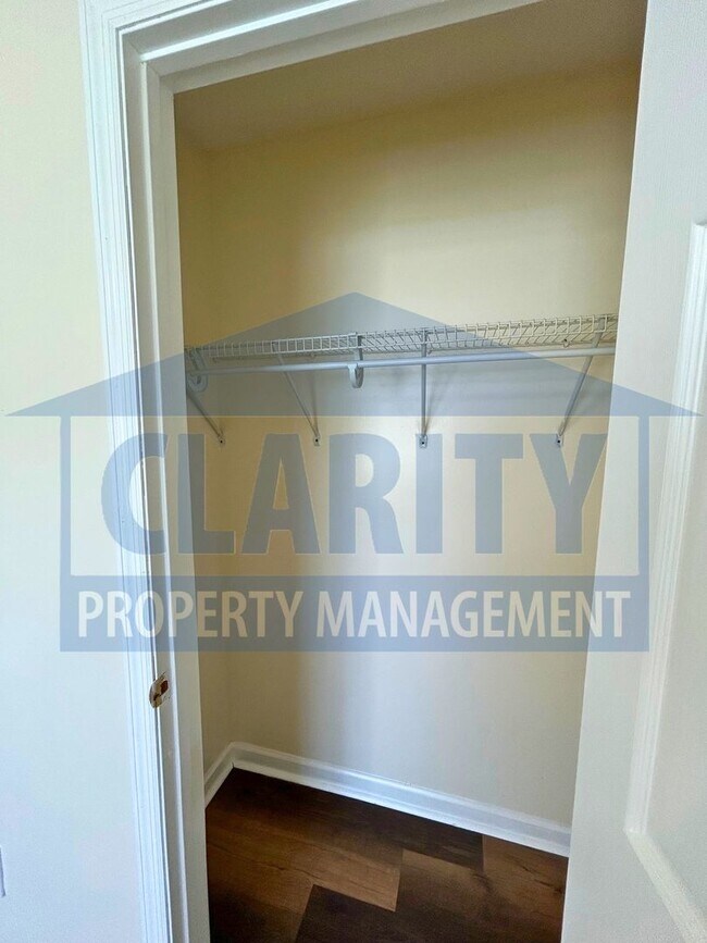 Building Photo - Quiet location in North Cleveland!