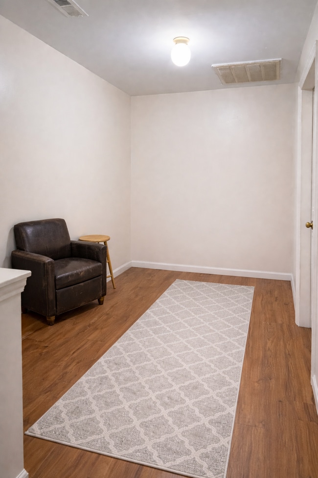 Building Photo - The Esther | $200/Week (First 4 Weeks Limited Promo!)Furnished Room and Great Area!