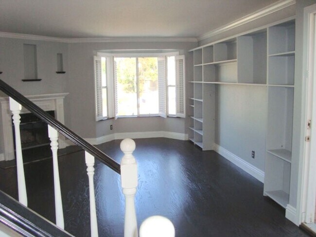 Building Photo - STUNNING TOWNHOME 2 BED 2.5 BATH 2 CAR GARAGE NORTH PARK/HILLCRES