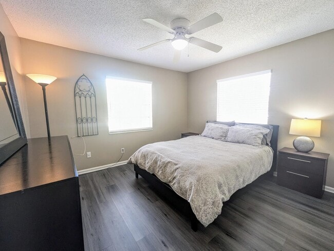 Building Photo - 1352 Riverside Cir