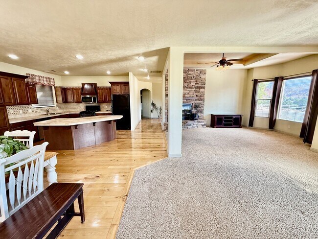 Building Photo - VIEWS in Toquerville Four Bedroom