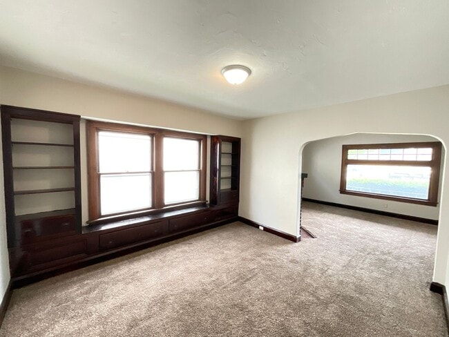 Building Photo - 9613 Sladden Ave