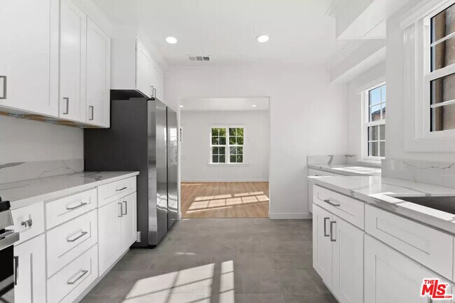 Building Photo - 1235 S Tremaine Ave