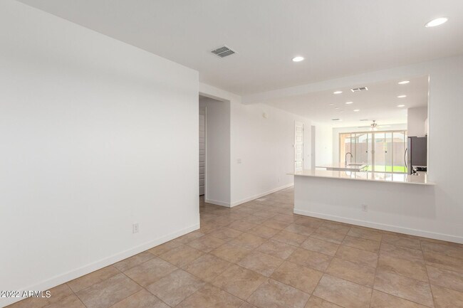 Building Photo - 9239 W Sells Dr