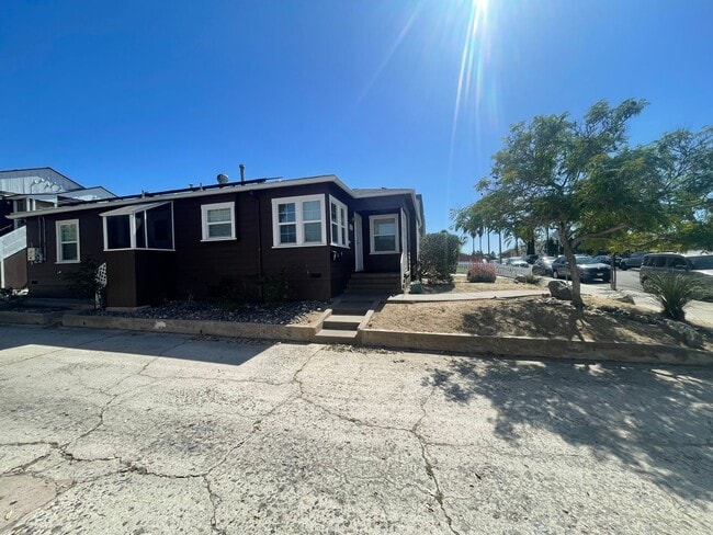 Building Photo - 3 Bedroom, 1 Bathroom Single Family Home in Desirable area of Talmadge