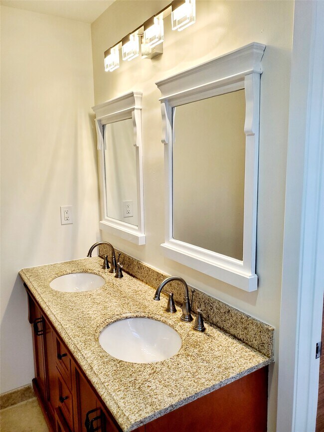 Building Photo - 7953 Ridgeview Dr