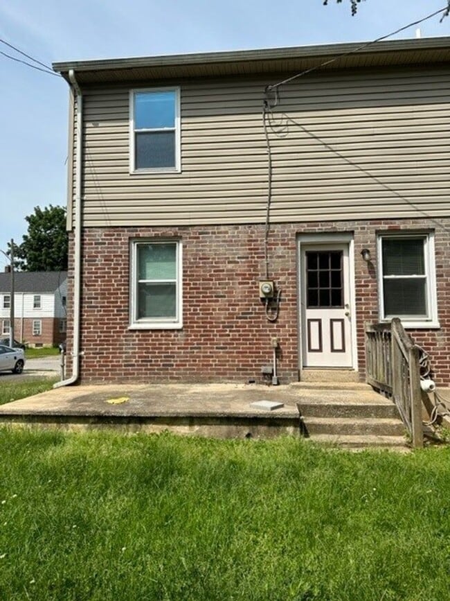 Building Photo - 851 Tioga St