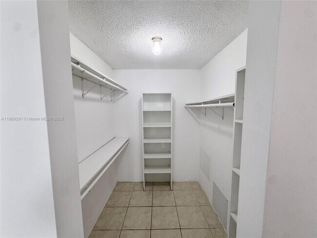Building Photo - 1225 NE 124th St