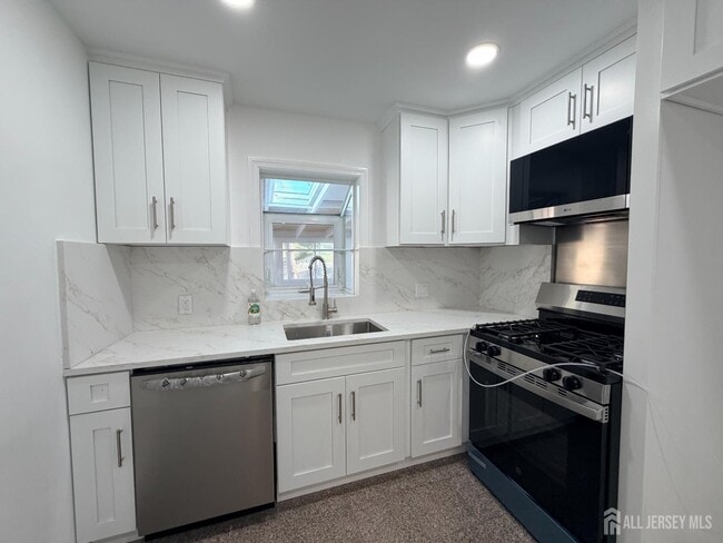 Building Photo - 2460 Woodbridge Ave