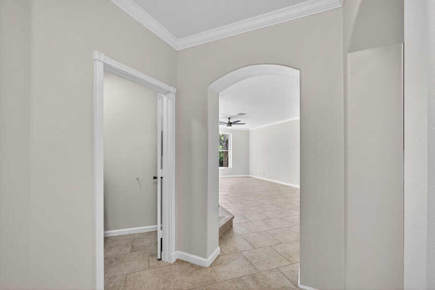 Building Photo - 2213 Oakmont Dr