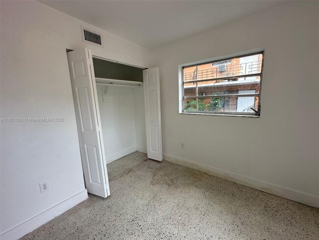 Building Photo - 921 SW 7th St