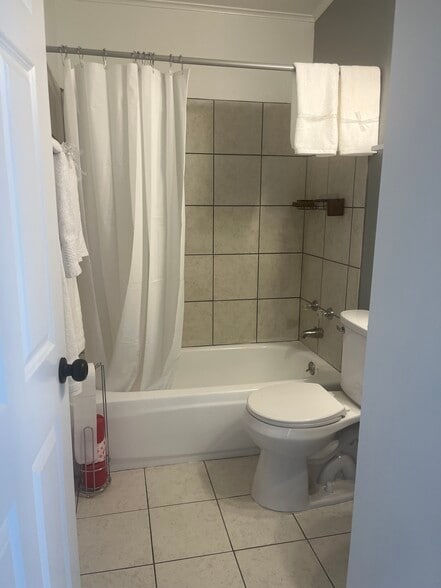 Building Photo - 1832 Gilmartin St