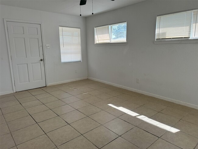 Building Photo - 3831 Mt Pleasant St