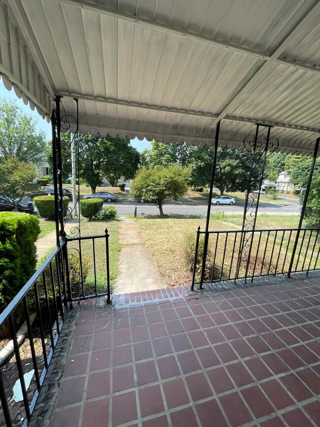 Building Photo - 3840 Dolfield Ave