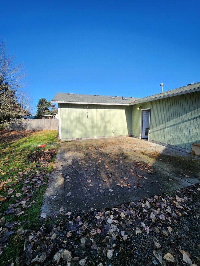 Building Photo - 3 Bedroom Home Excellent Location Near Sch...