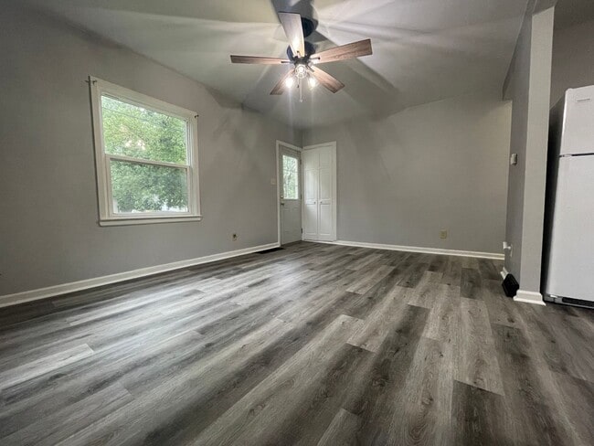 Building Photo - 2 bed, 1 bath home for rent in Waterloo