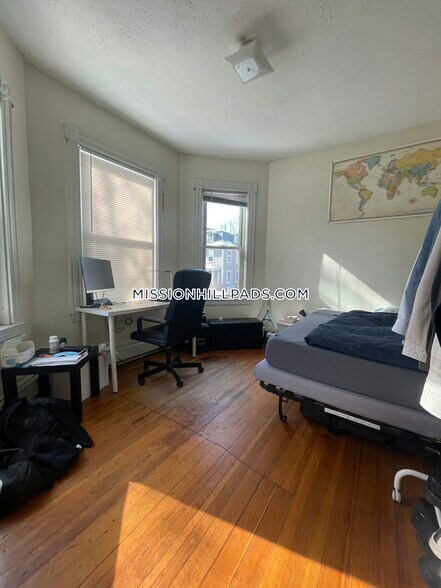 Building Photo - 9 Hillside St