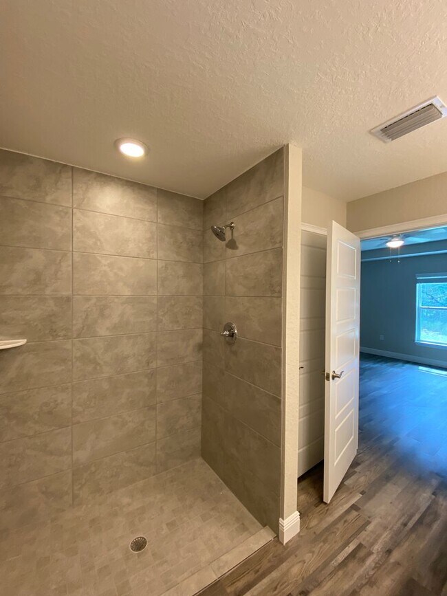 Building Photo - Custom Home - Desirable SE Ocala Neighborh...