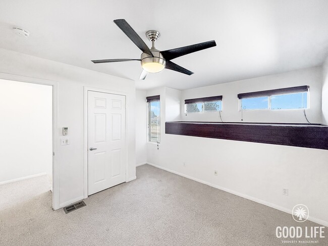 Building Photo - Great 2B/2.5BA Townhouse in PB with Roofto...