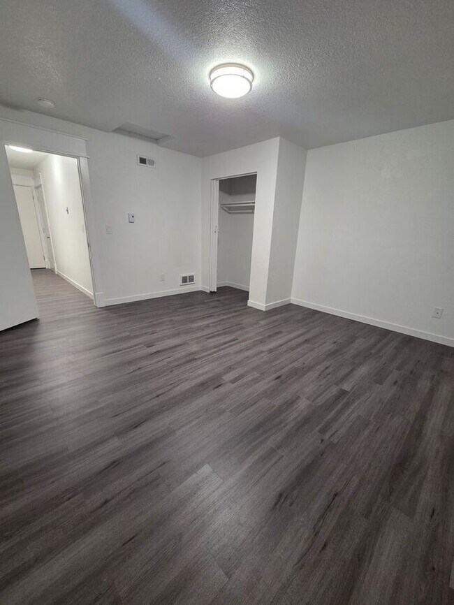 Building Photo - Must see Interior!! Tacoma 5 Bed with Large Fenced Back Yard on Dead End Street!