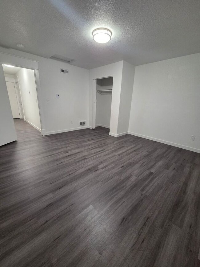 Building Photo - Tacoma 5 Bed, 2 Bath Split Level With Large Fenced Back Yard on Dead End Street!