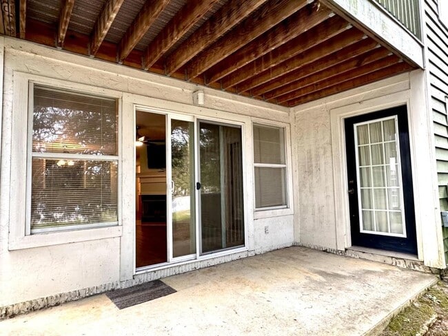 Building Photo - 1002 Brookhollow Dr