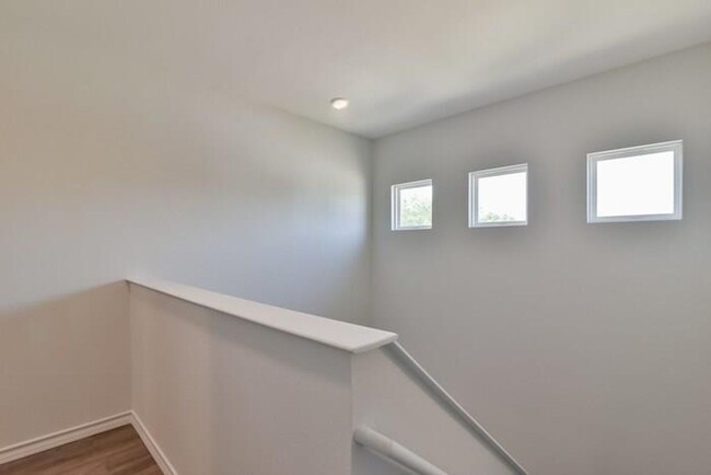 Building Photo - Spacious 3-Bedroom Duplex with Modern Touc...