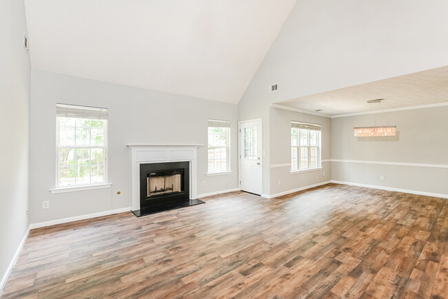 Building Photo - Ellenwood Comfort with Spacious Living