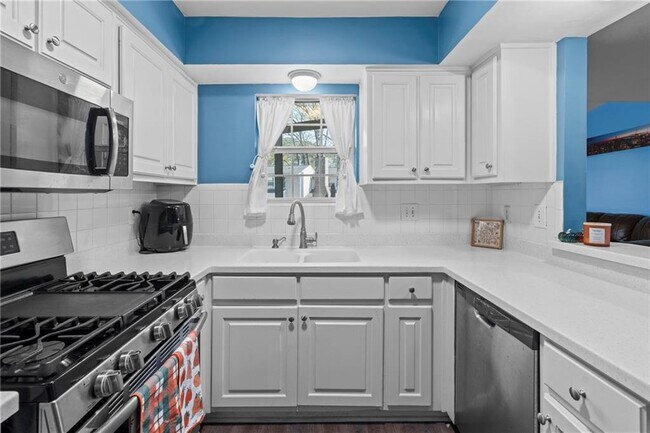 Building Photo - 547 Picketts Bend Cir