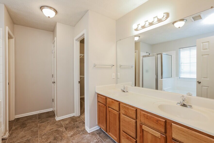Building Photo - 909 Shadow Lake Dr