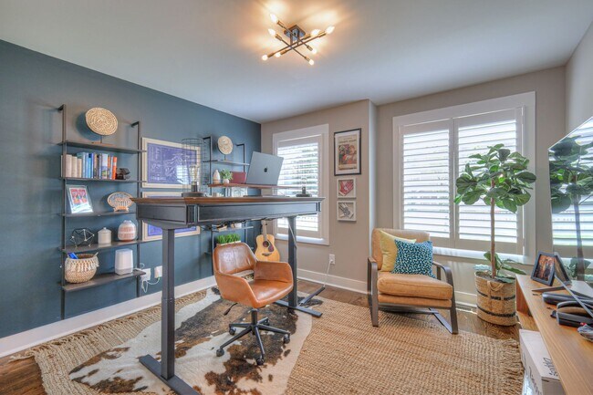 Building Photo - Luxurious 4BR Home Close to 12 South