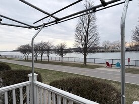 Building Photo - 140 Niagara Shore Dr