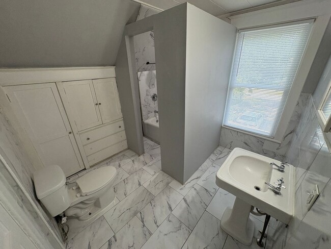 Building Photo - Charming 3-Bed Home with Spacious Layout & Large Backyard