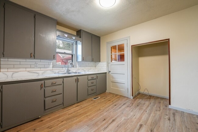 Building Photo - 1405 Edgemoor Dr