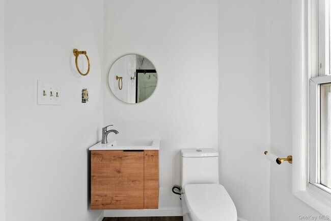 Building Photo - 87 Winnikee Ave