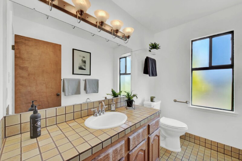 Building Photo - 1706 Adele St