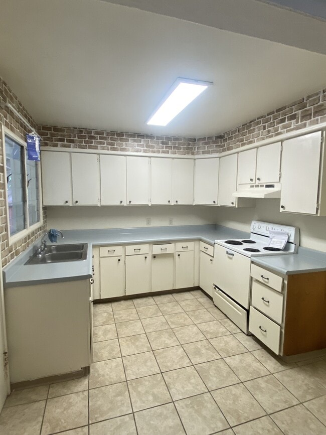 Building Photo - 588 Beverly Dr
