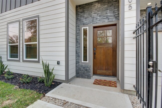 Building Photo - 9305 Tower St