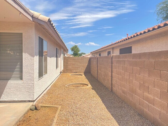 Building Photo - 1113 W Sparrow Dr