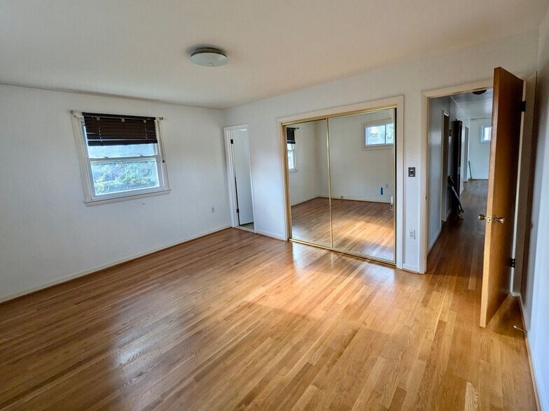 Building Photo - 9204 Davidson St