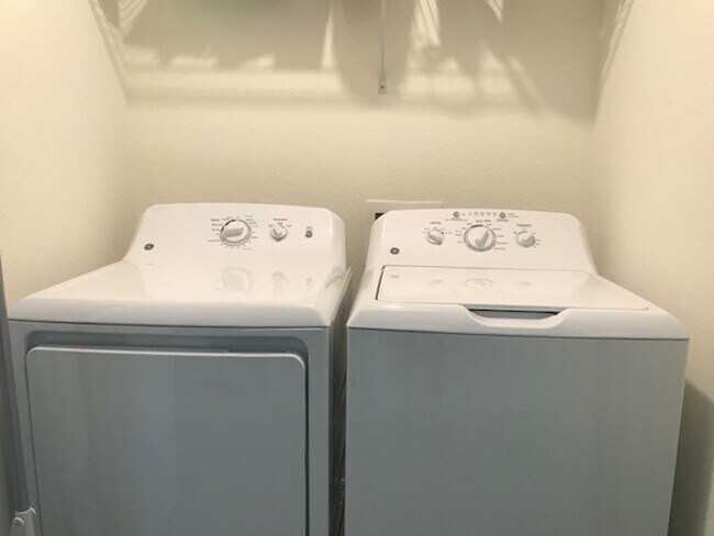 Building Photo - 2/2/ CONDO AVAILABLE NOV, DEC,@ THE  LAKEW...