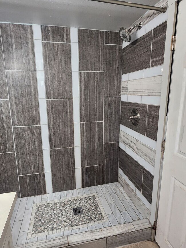 Building Photo - Newly Renovated Pet Friendly 2 Bed / 1 Bat...
